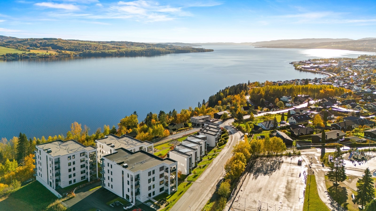 Bjørnsvebakken 31 ligger nord for Gjøvik sentrum, nær skog og mark, med flott utsikt over Mjøsa. Galleribilde