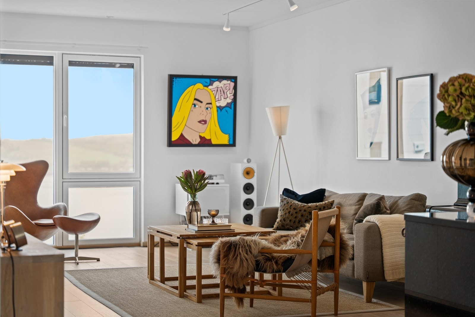 Boligen har slette overflater, lekker parkett og vannbåren varme i alle etasjer. Galleribilde