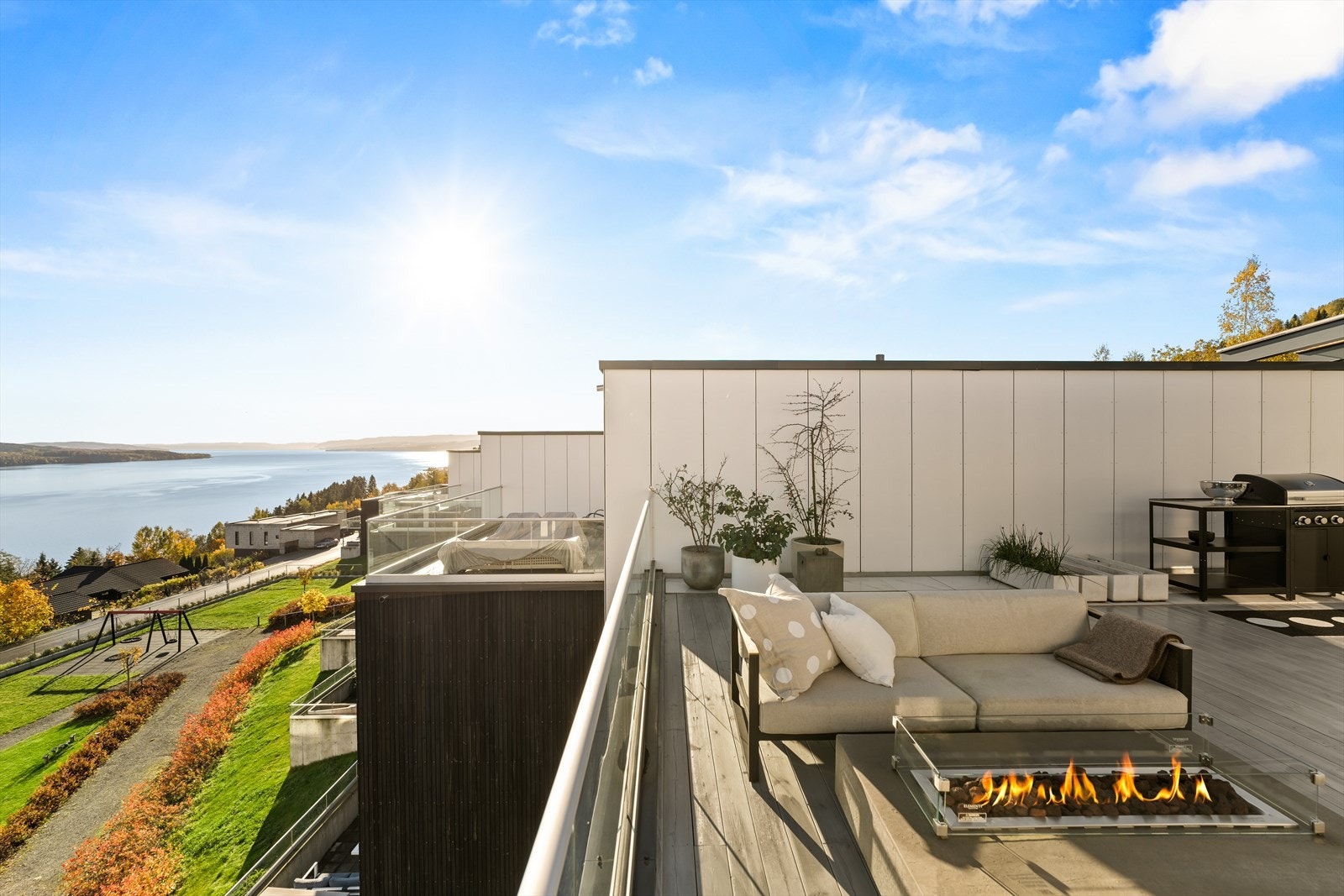 Rekkehuset strekker seg over 3 etasjer og har fantastisk, solrik takterrasse på 62 kvm med nydelig utsikt mot Mjøsa og Hedmarken. Galleribilde