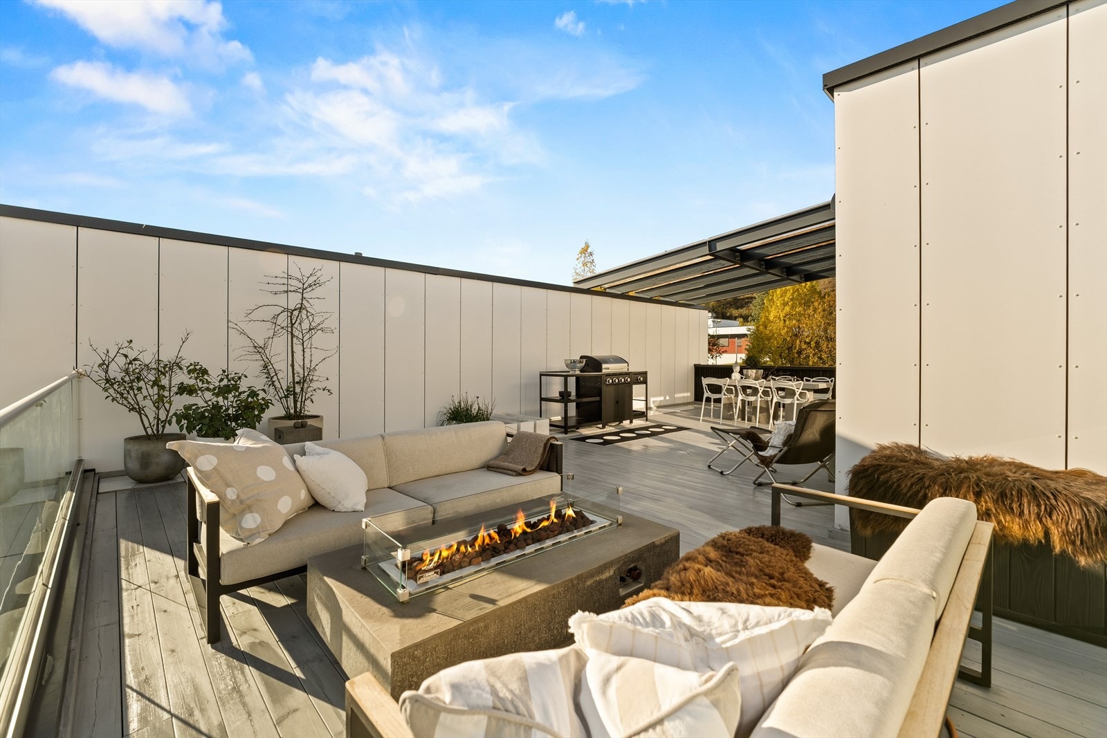 God plass til loungegruppe, beplantning, grill og spisegruppe. Galleribilde