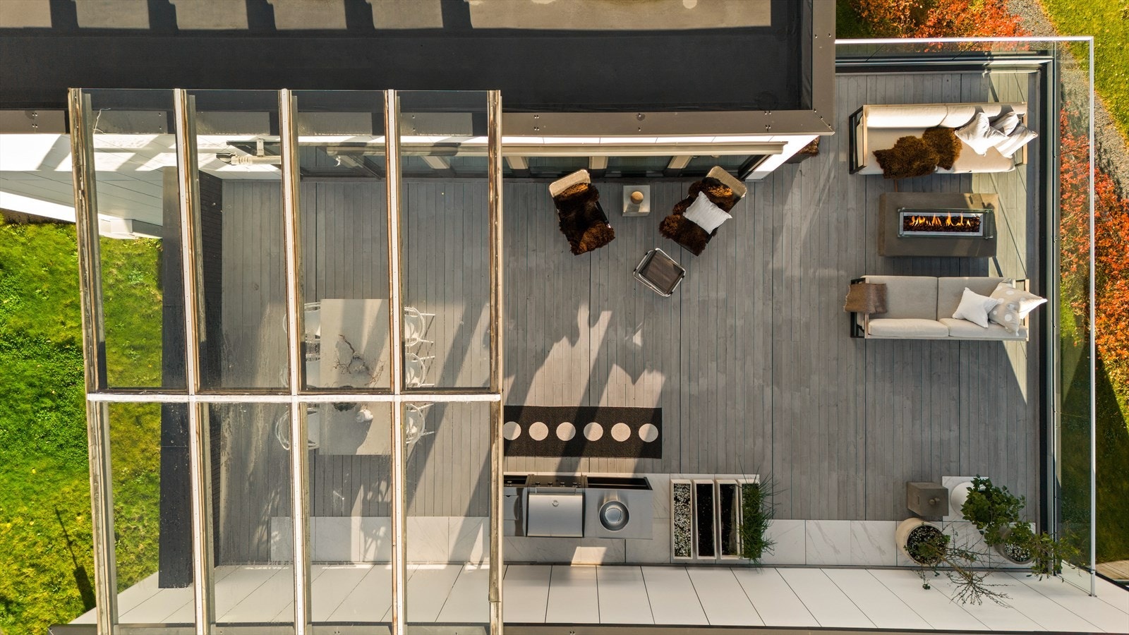 Terrassen er godt skjermet, og er delvis overbygget med både rekkverk i glass og tett rekkverk. Galleribilde