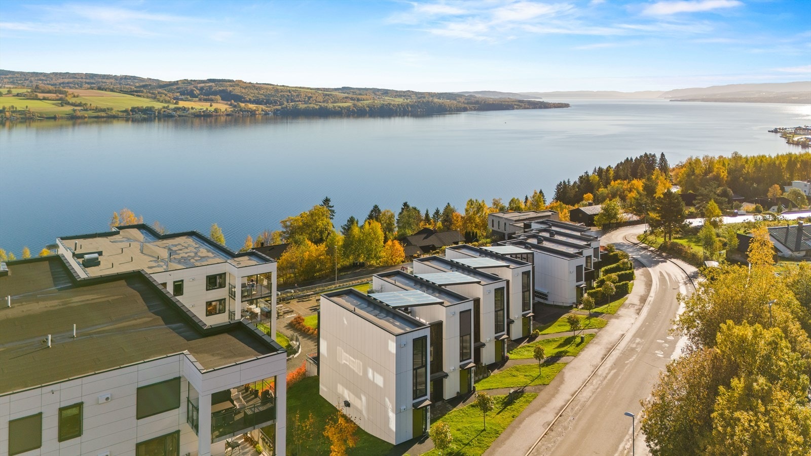 Rolig og barnevennlig område med umiddelbar nærhet til skole, idrettshall, barnehage og flotte rekreasjonsmuligheter. Galleribilde