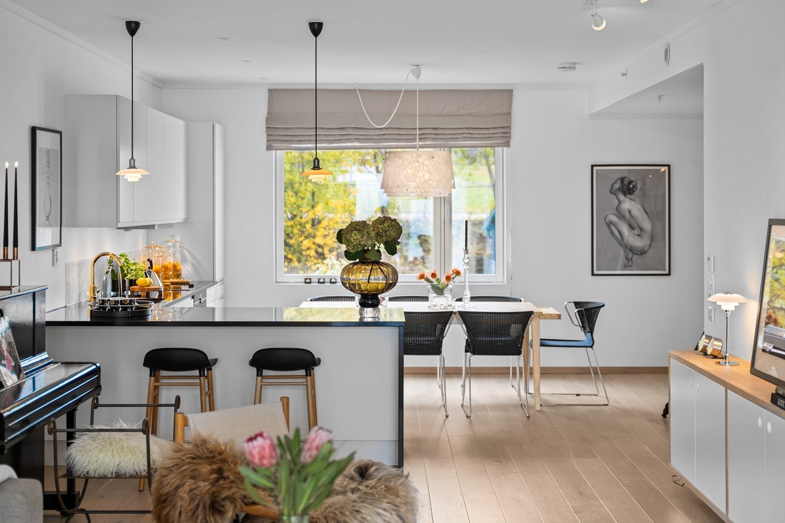 Den gjennomgående planløsningen gir godt med lysinnslipp og en god romfølelse. Galleribilde