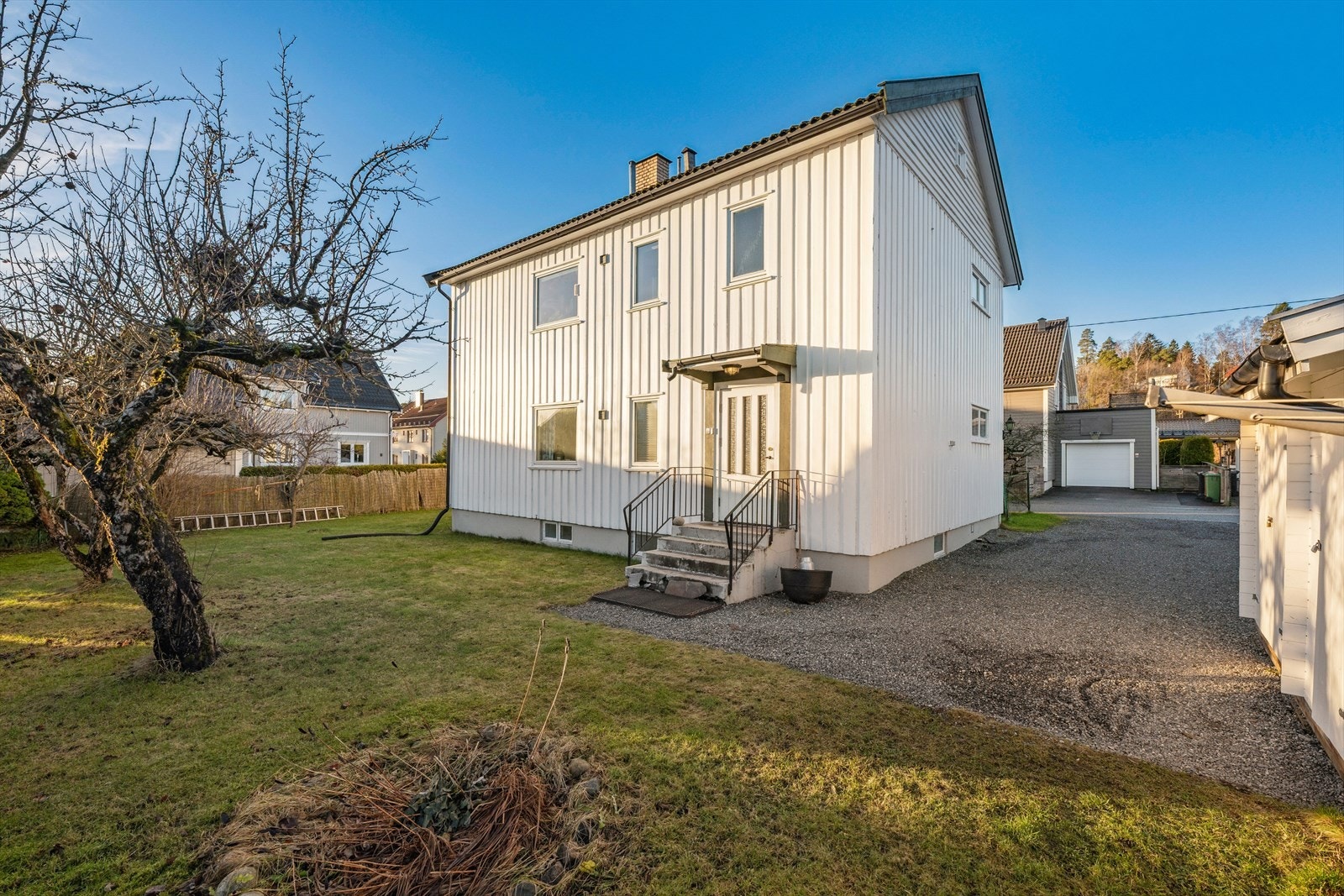 Tomten er pent opparbeidet med gruslagt gårdsplass, samt hage med plen, frukttrær og variert beplantning som gir et trivelig uteområde. Galleribilde