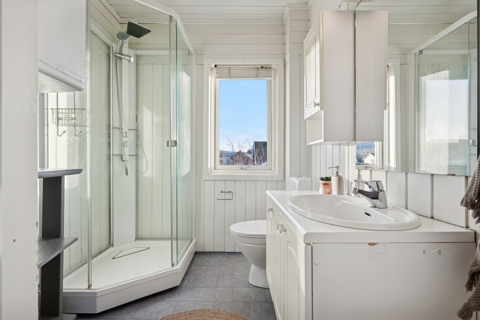 Baderommet er av ukjent alder og må totalrenoveres for å tåle normal bruk etter dagens krav Galleribilde