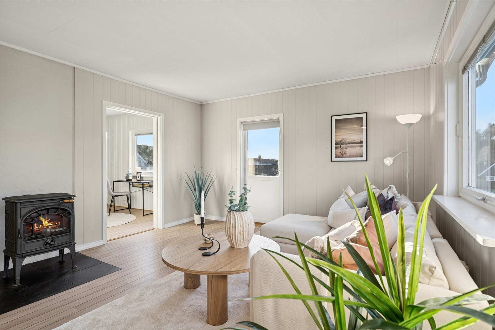 Leiligheten ligger i 2. etasje med utgang til balkong. Galleribilde