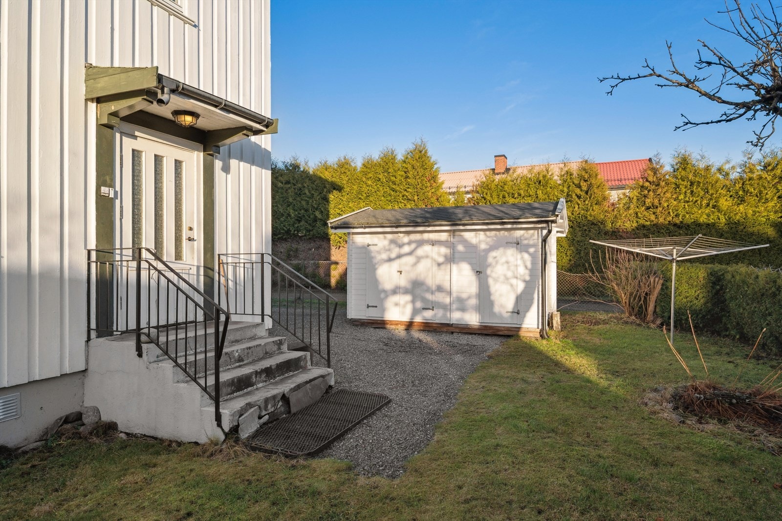 Sameiet disponerer et felles uthus med lagringsplass, hvor hver seksjon har sin egen bod. Galleribilde