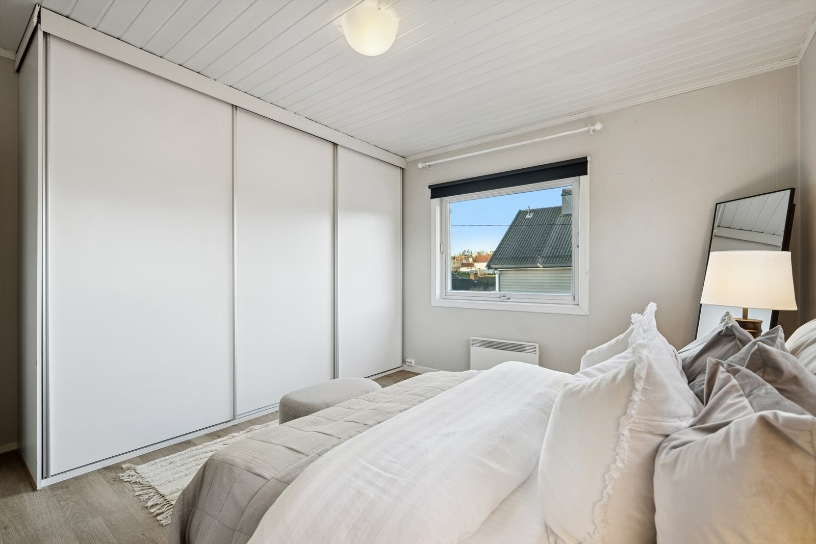 Soverommene er utstyrt med egne garderobeløsninger som gir praktisk oppbevaring og bidrar til en ryddig og organisert hverdag. Galleribilde