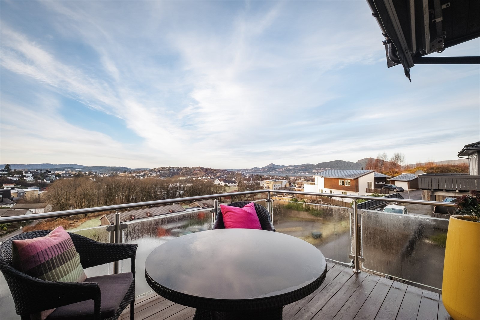 Nydelige utsiktsforhold mot Nordåsvannet og byfjellene. Galleribilde