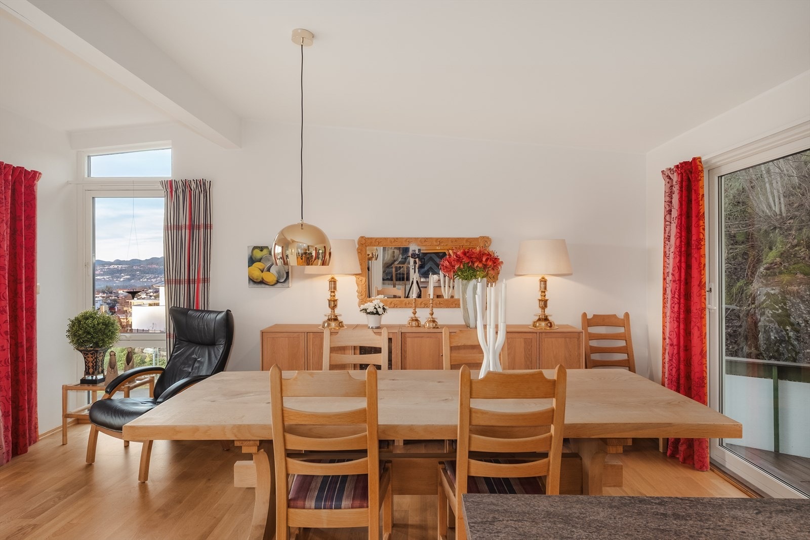 Et sosialt og herlig kjøkken/allrom både til hverdag og fest. Galleribilde