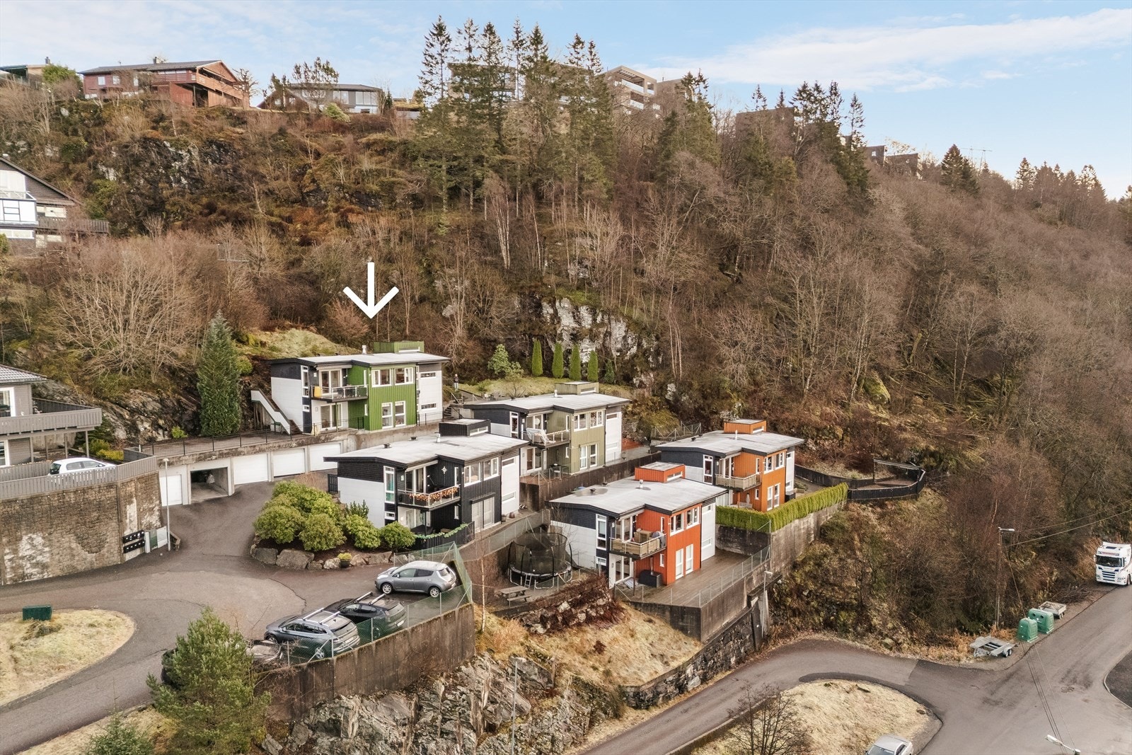 Barnevennlig beliggenhet i enden av boligfeltet. Trygt nabolag med høy trivselsfaktor. Galleribilde