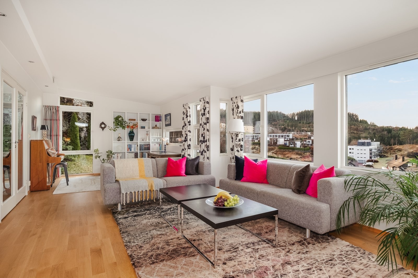 Luftig stue med ektra god takhøyde og store vindusflater som sikrer både gode lysforhold og en fantastisk utsikt. Galleribilde