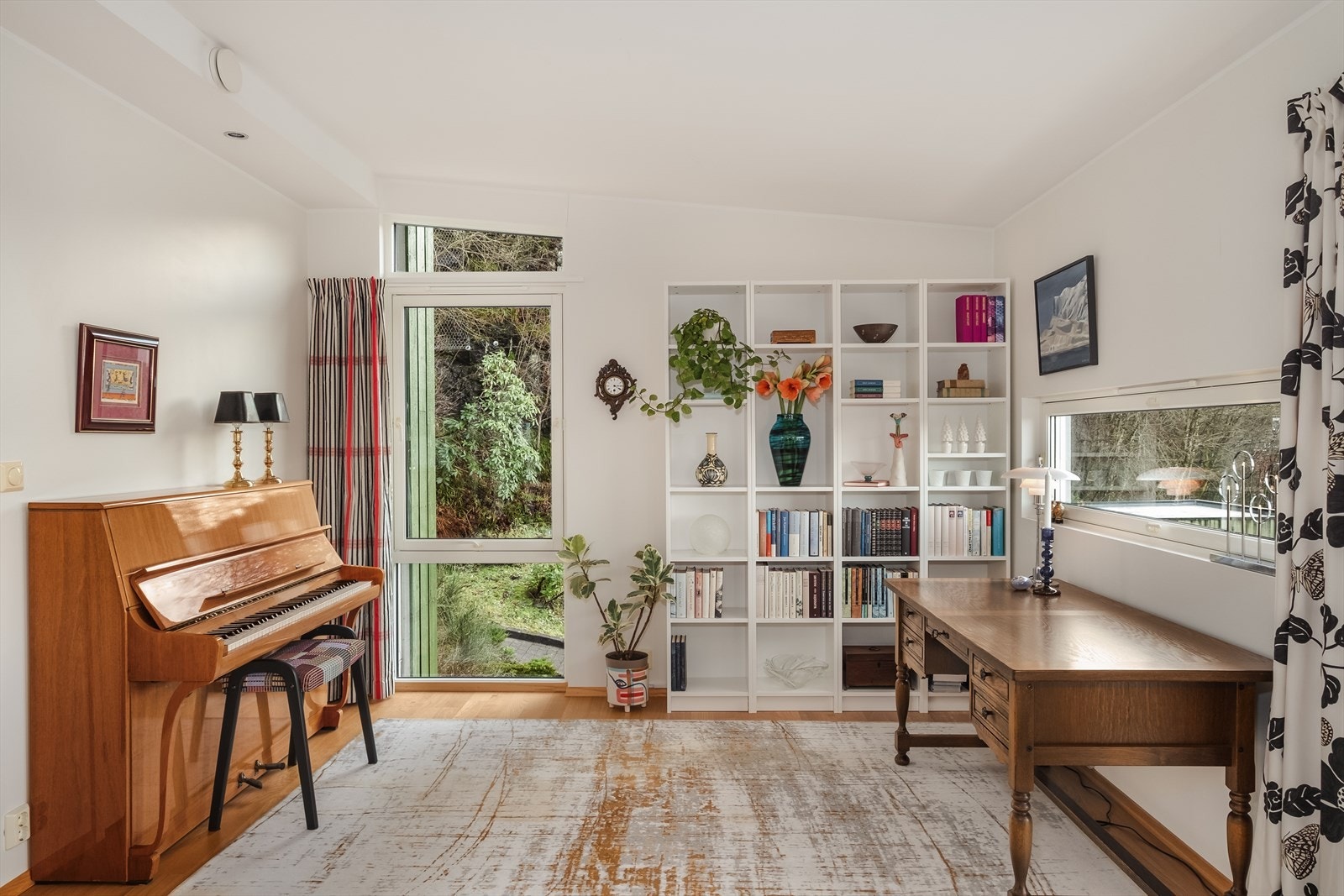 Stuen er romslig og kan enkelt deles i to soner som gir en fleksibel og funksjonell løsning. Da får man ulike bruksområder uten å miste den åpne og luftige følelsen. Galleribilde