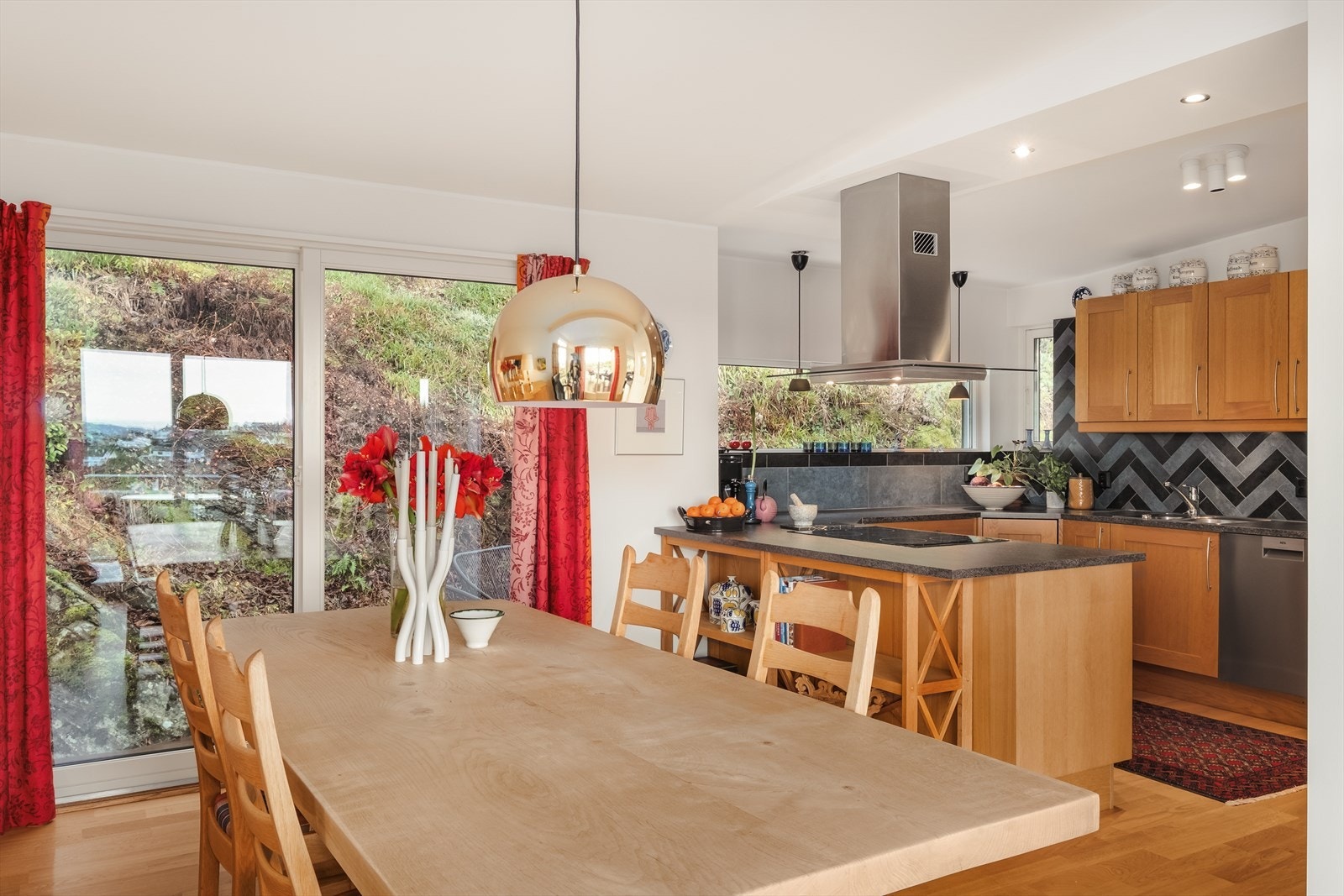 Uteplass på begge sider av kjøkkenet er luksus i hverdagen, enten man bare vil sitte i ro og nyte morgenkaffen, eller man vil invitere til grilling en sommerdag. Galleribilde