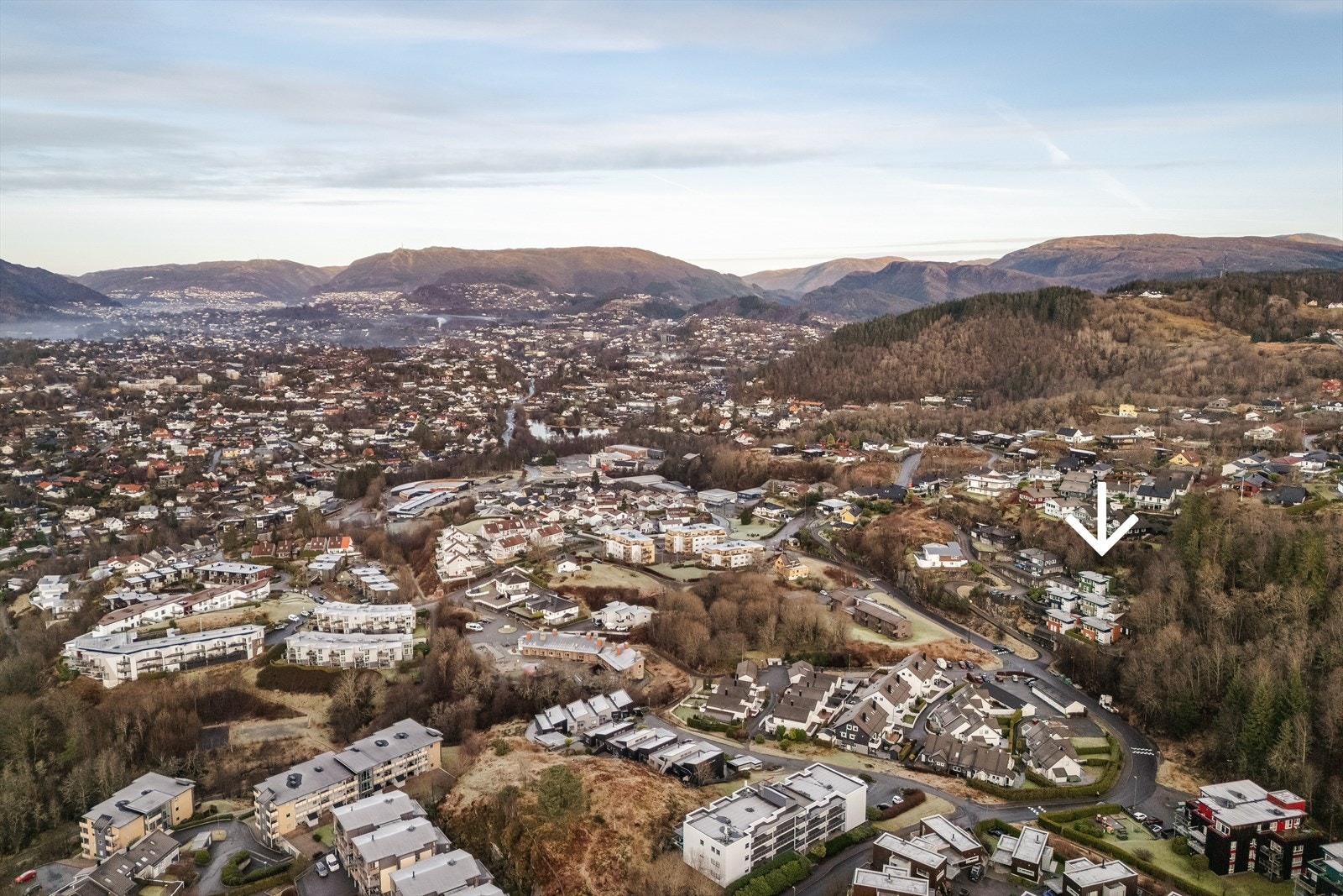 Velkommen til Apeltunhaugene 18, presentert av Cecilie van der Heide for Eiendomsmegler Norge. Galleribilde