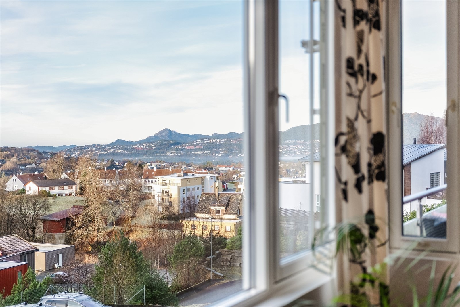 Fra stuen er det utsikt mot Nordåsvannet og byfjellene. Galleribilde