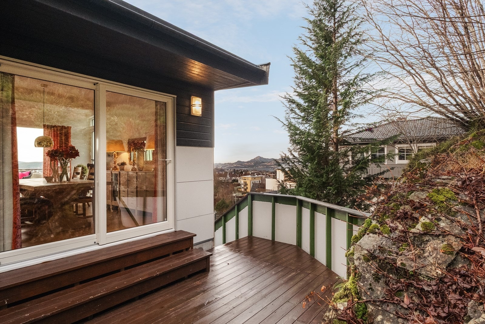 Uteplass ved kjøkkenet, den perfekte plassen for å nyte morgenkaffen. Trapp ned til stort uteareal. Galleribilde