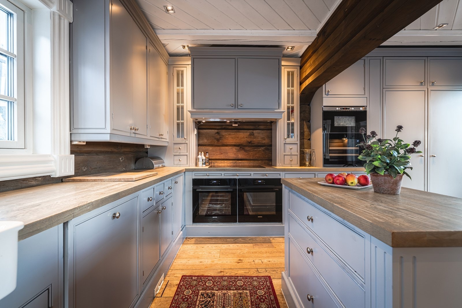 Kjøkkeninnredningen av god kvalitet, levert og tilpasset som skreddersøm Galleribilde