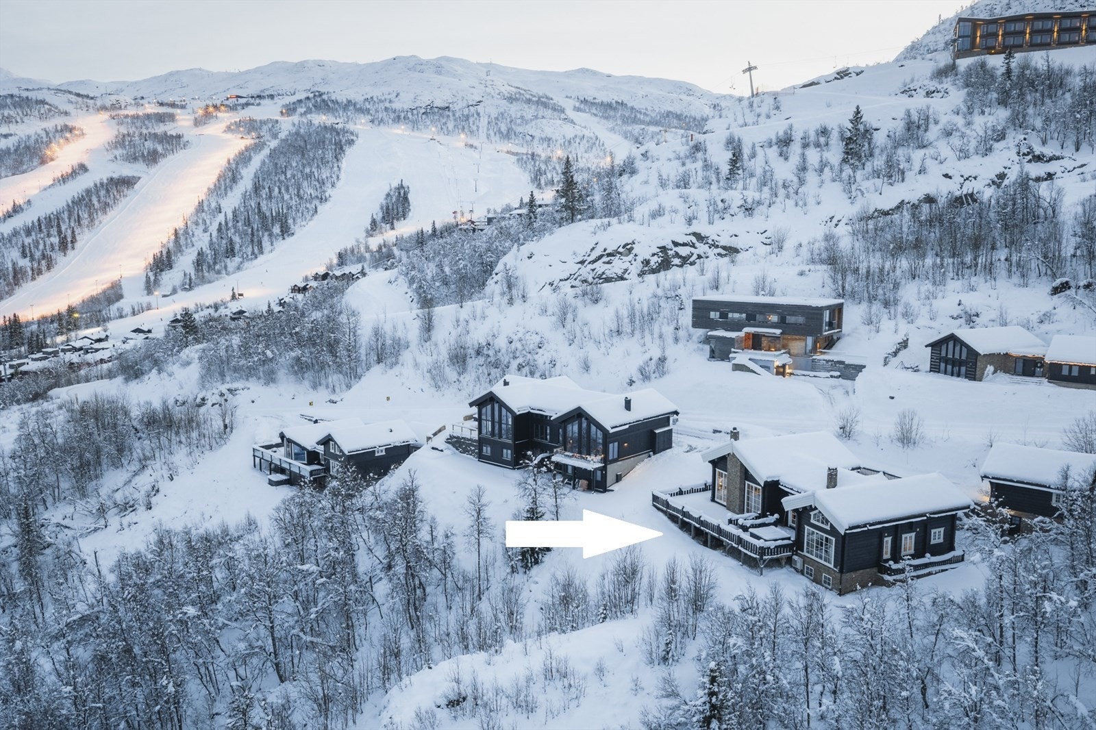 Hytta har svært attraktiv beliggenhet og nærhet til Hemsedals bakker og heiser Galleribilde