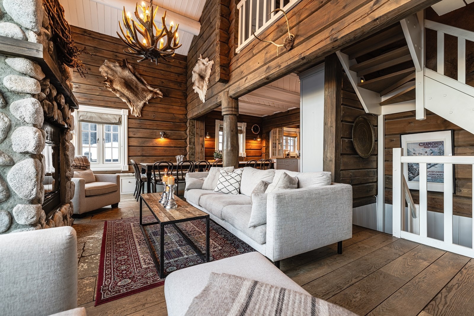 Hytta fremstår med solid og godt håndverksmessig bygd med godt vedlikeholdte overflater. Galleribilde