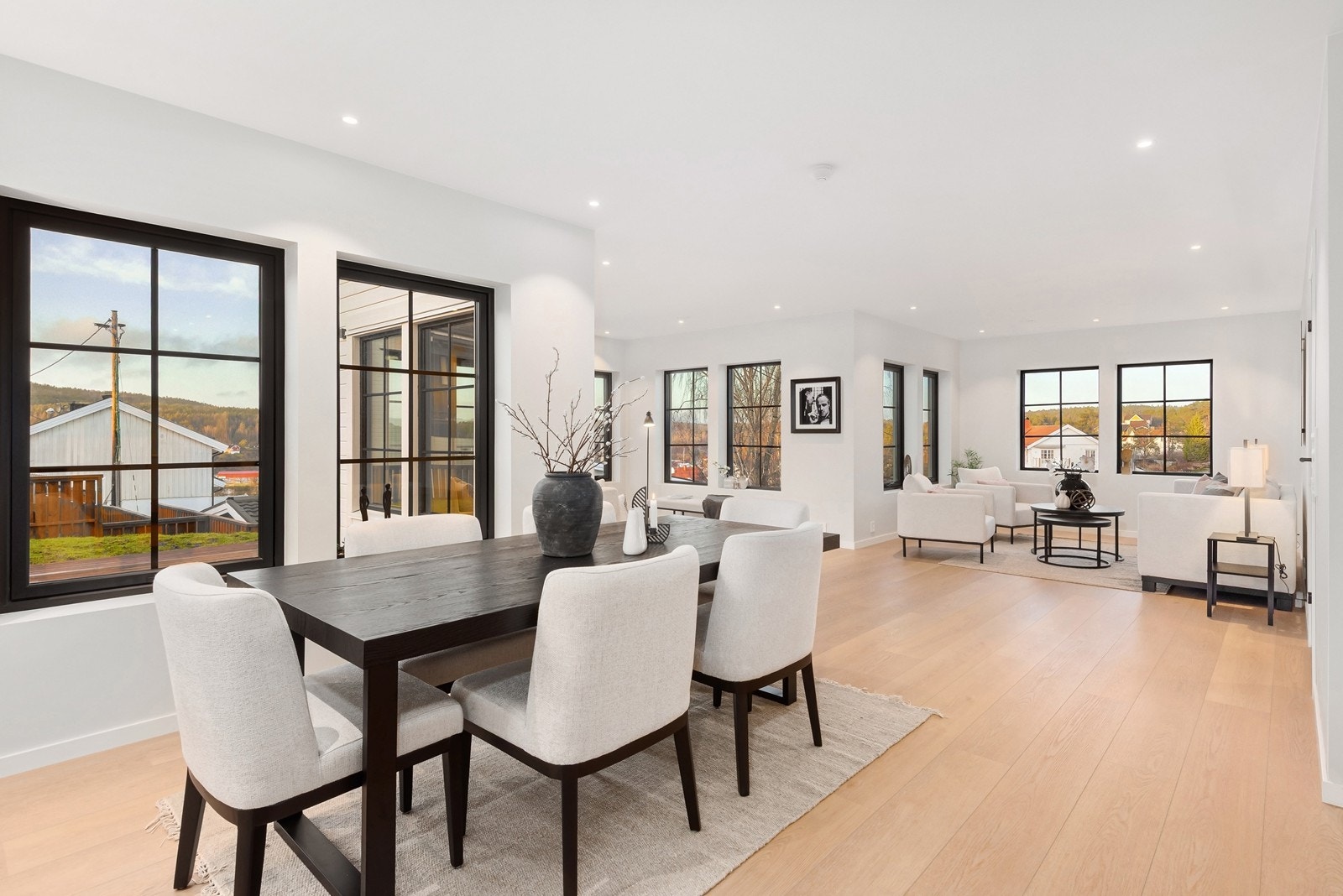 Stuens utforming gir naturlig inndeling av soner, med god plass til både spiseplass, sofagruppe og egne sittegrupper med lenestoler. Galleribilde