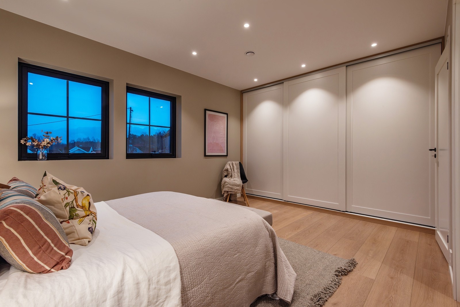 Svært god oppbevaringsplass i garderobeløsning langs hele veggen, levert av Drømmekjøkkenet. Galleribilde