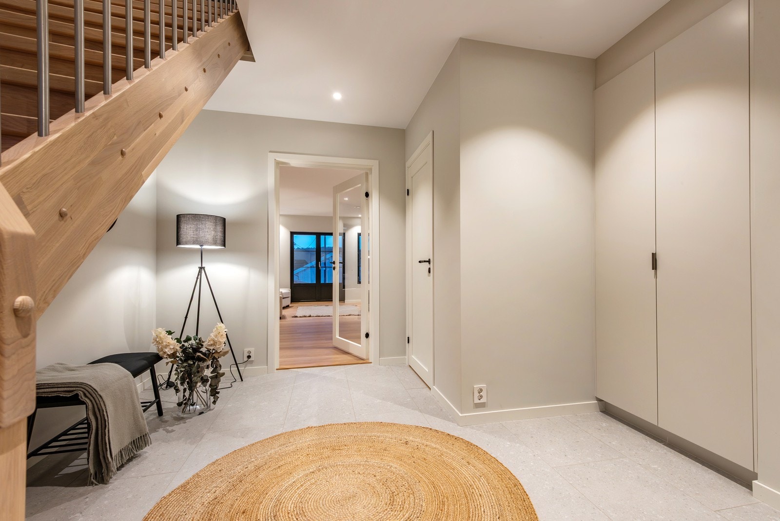 Garderobeløsning er levert av Drømmekjøkkenet. Fra gangen er det enkel adkomst til toalettrom og vaskerom/bod, før boligen videre åpner seg mot en åpen stue- og kjøkkenløsning. Galleribilde