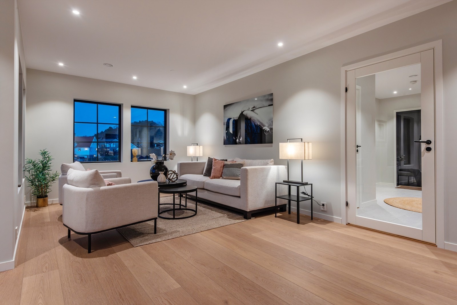 Sofakroken finner sin naturlige plass i rommet. Galleribilde