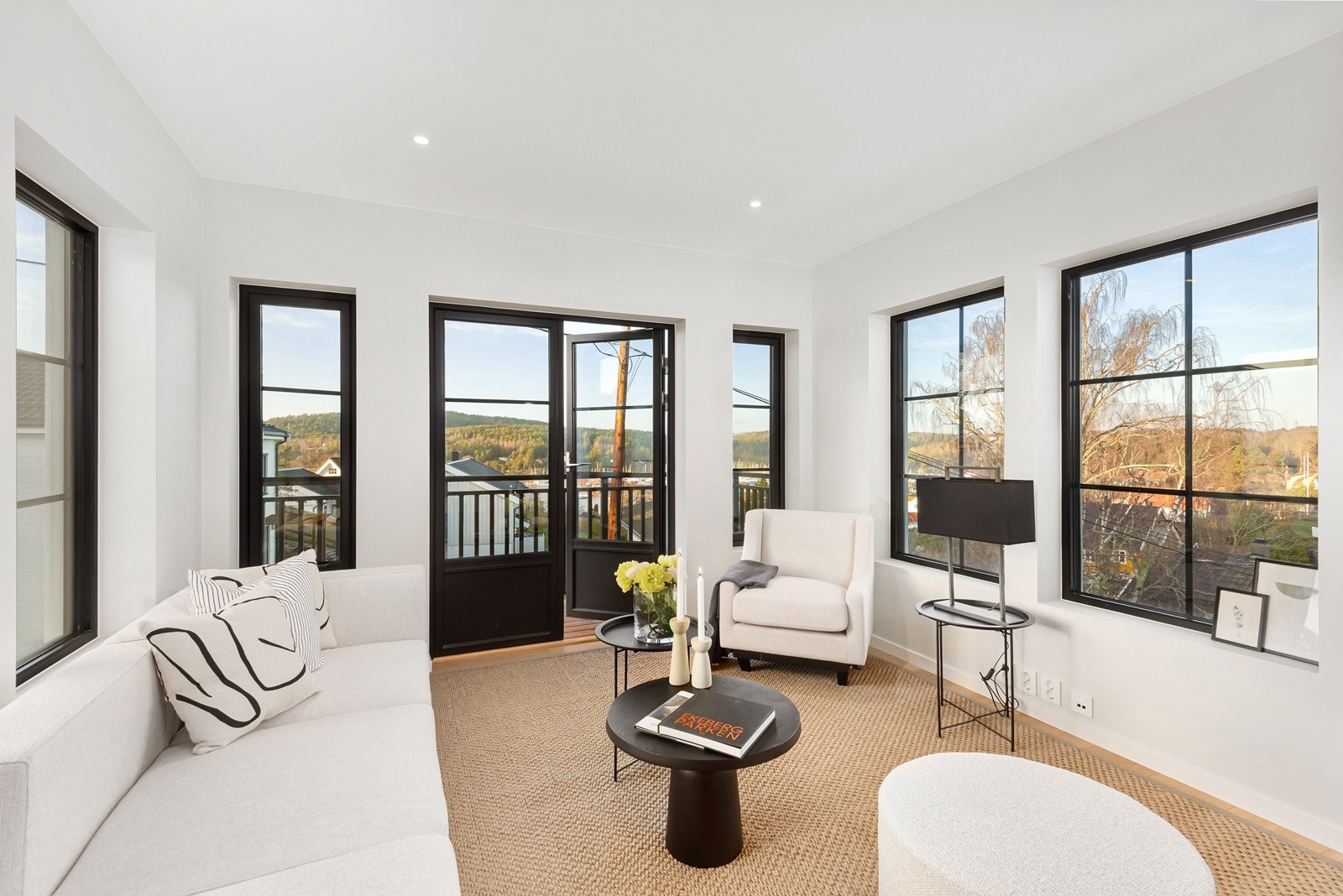 Store vindusflater gir en åpen romfølelse, samtidig som utsikten mot nærområdet og fjorden skimtes. Galleribilde