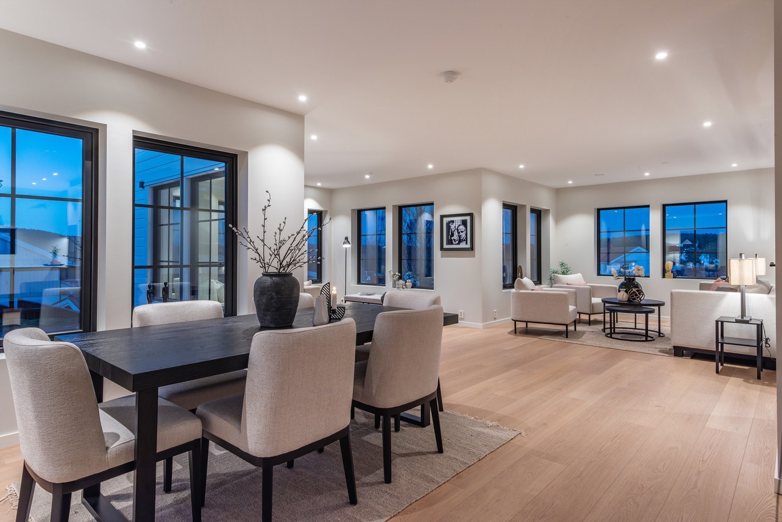 Store, klassiske toppsvingvinduer fra Natre gir rikelig med lys og understreker boligens tidløse stil. Galleribilde