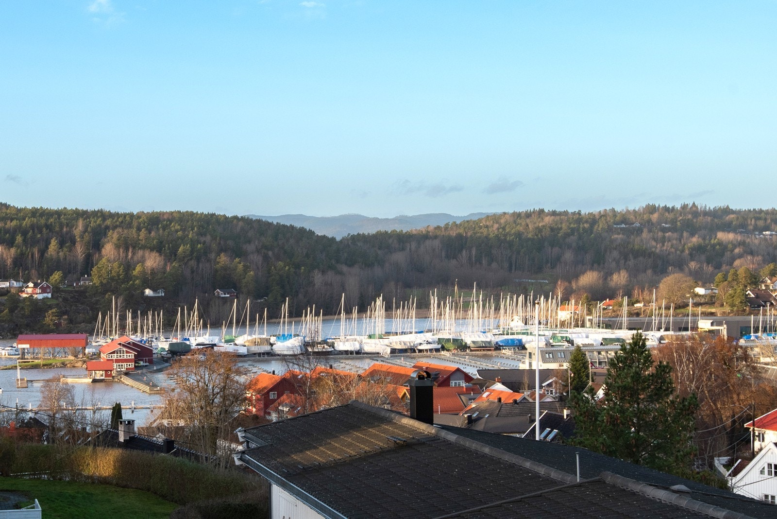 Eiendommen har en høytliggende beliggenhet med flott utsikt. Galleribilde
