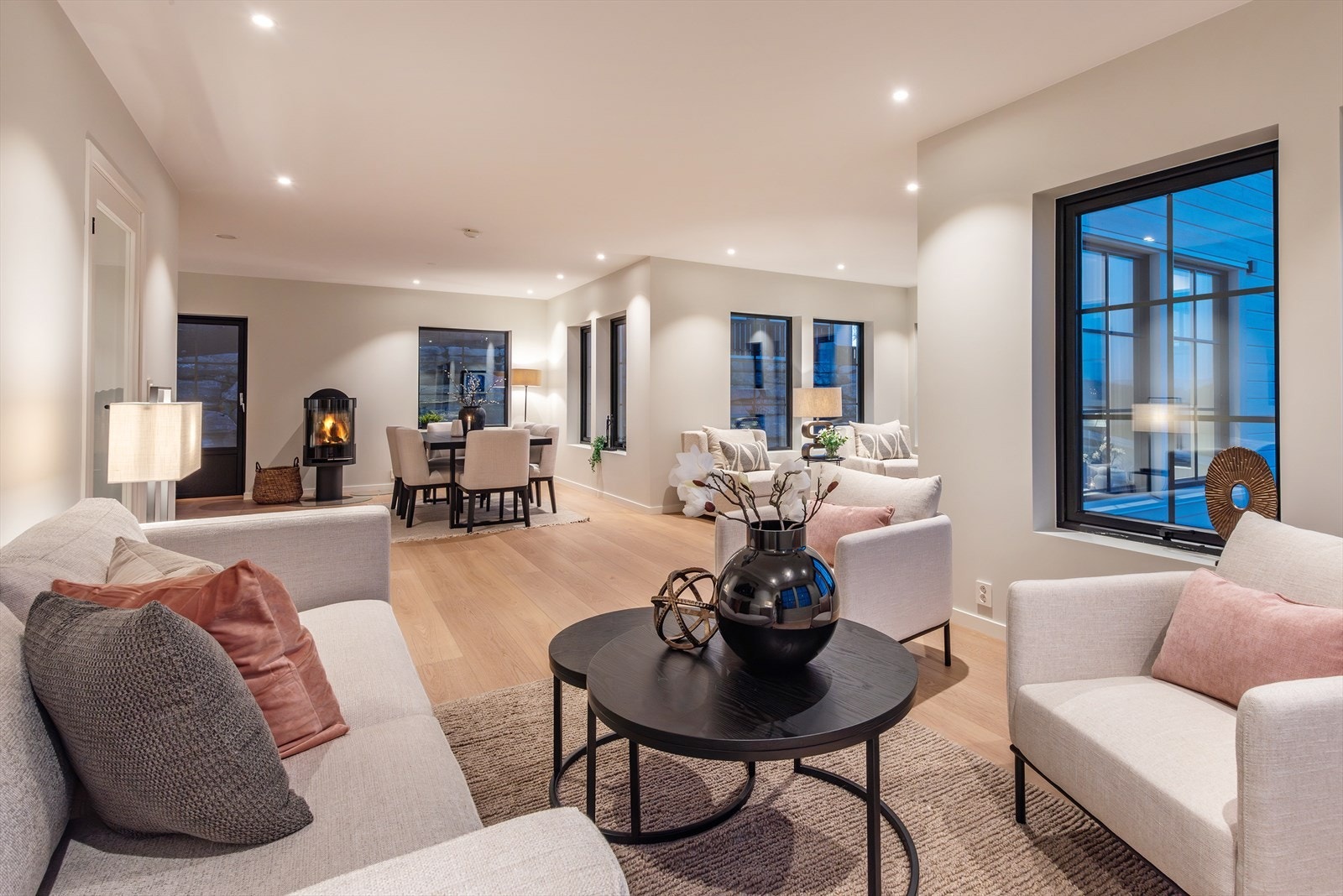 Det er utgang til uteområdene både via dobbel verandadør med glassfelt samt egen terrassedør fra spise- og kjøkkensonen. Galleribilde