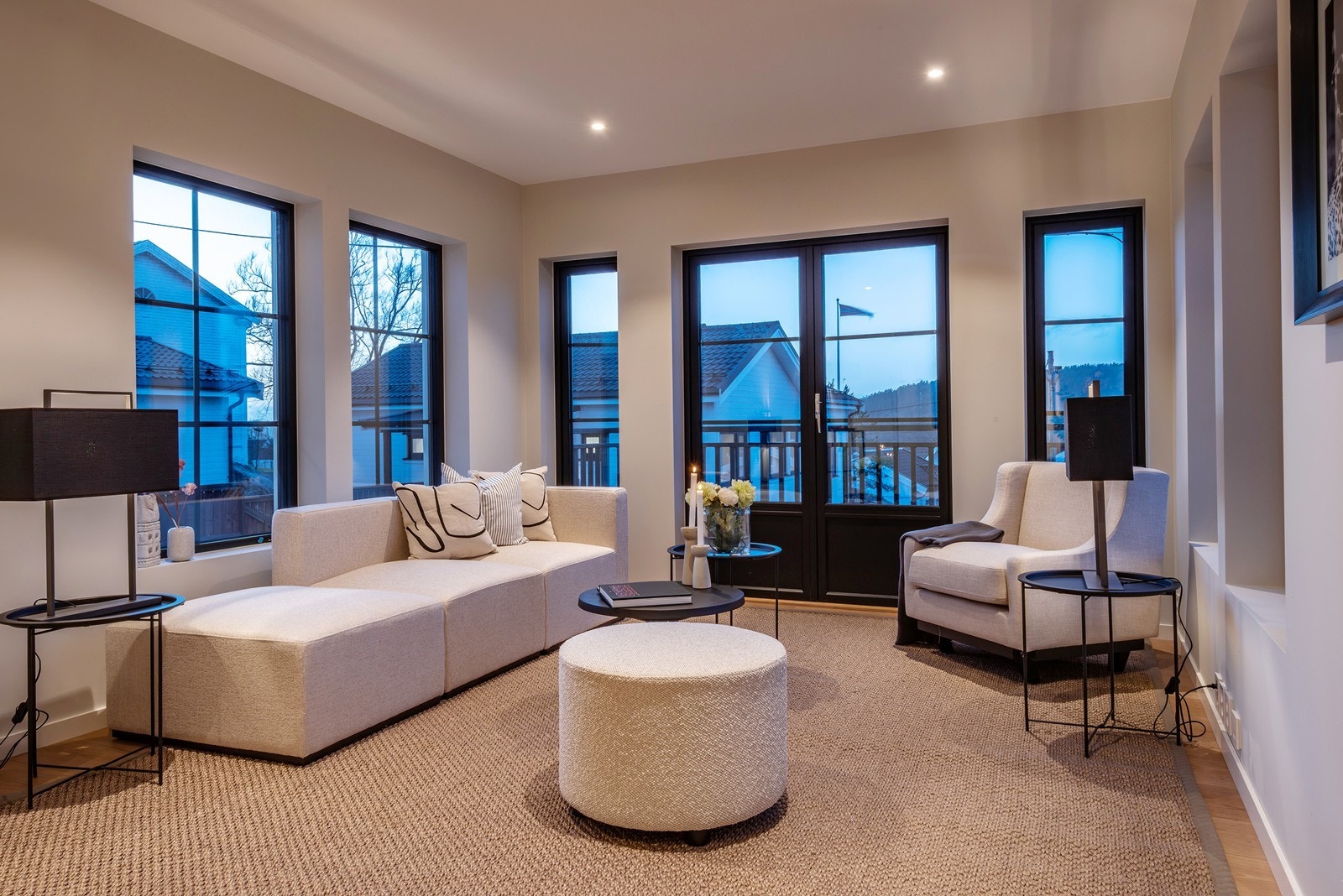 Utgang til balkong - et hyggelig sted å nyte utsikten og rolige stunder. Galleribilde