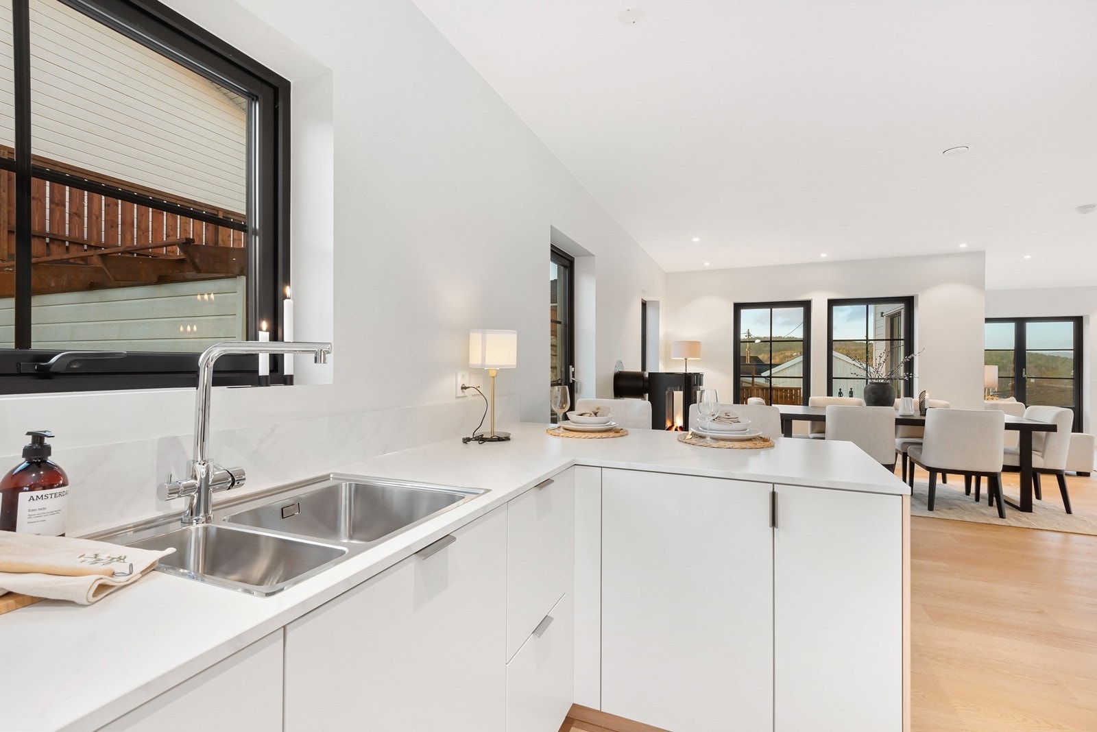 Benkeplaten i laminat har et tidløst uttrykk og harmonerer godt med de lyse flatene og de gjennomførte detaljene i rommet. Galleribilde