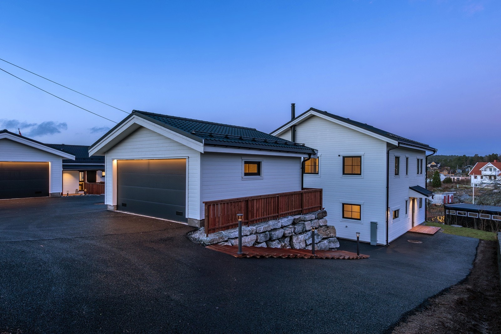 Gode parkingsmuligheter i dobbelgarasje eller på asfaltert gårdsplass. Boligens inngangspartiet er vendt mot øst. Galleribilde