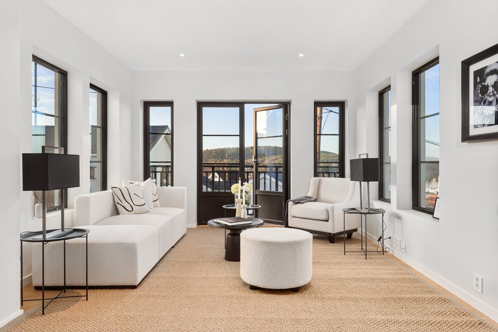 Boligens andre etasje rommer en åpen og lys stue med god plass til både sofagruppe og lenestoler. Galleribilde