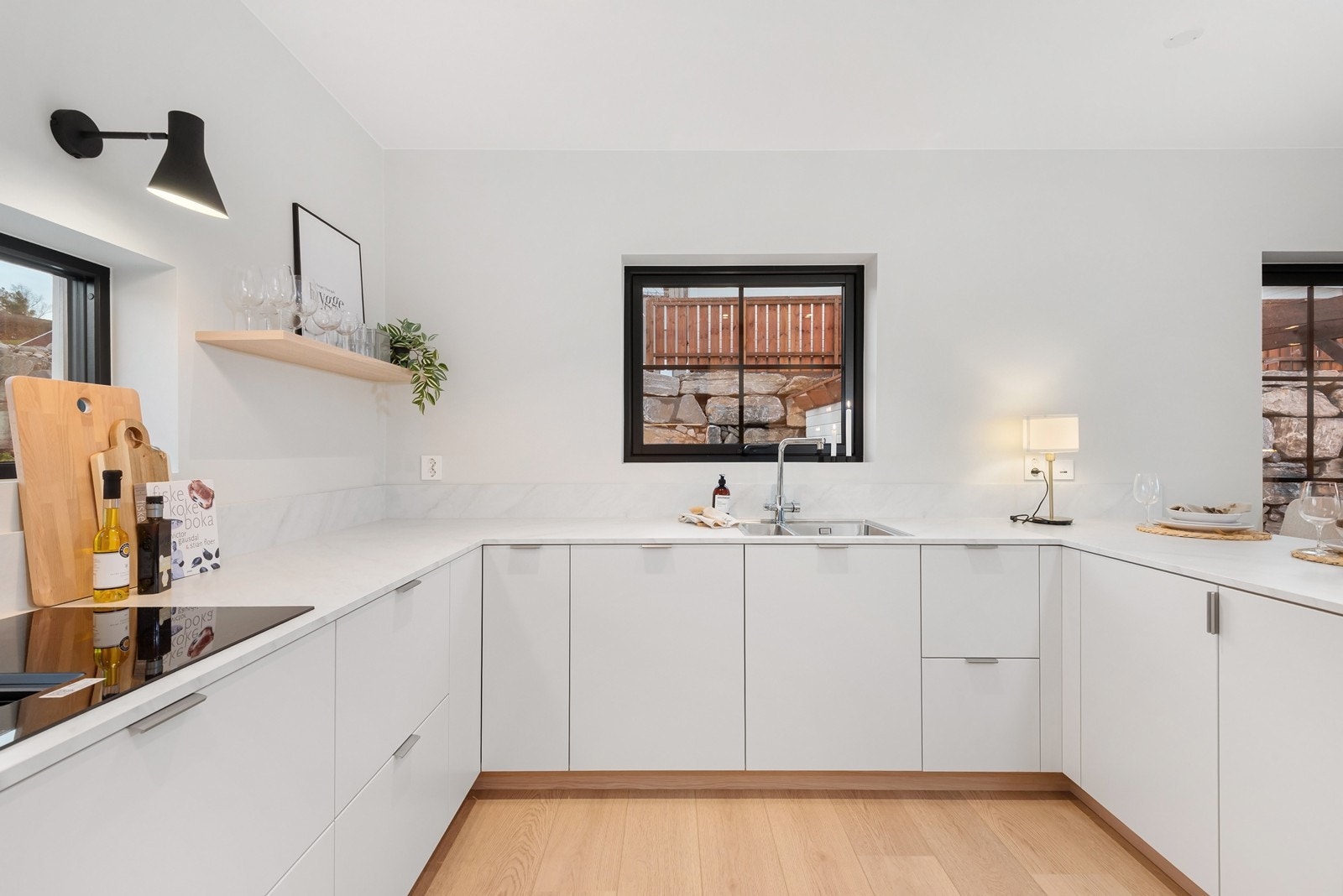 Kjøkkenet er romslig og funksjonelt med rikelig skap- og benkeplass, som gir gode arbeidsforhold både i hverdagen og ved større anledninger. Galleribilde