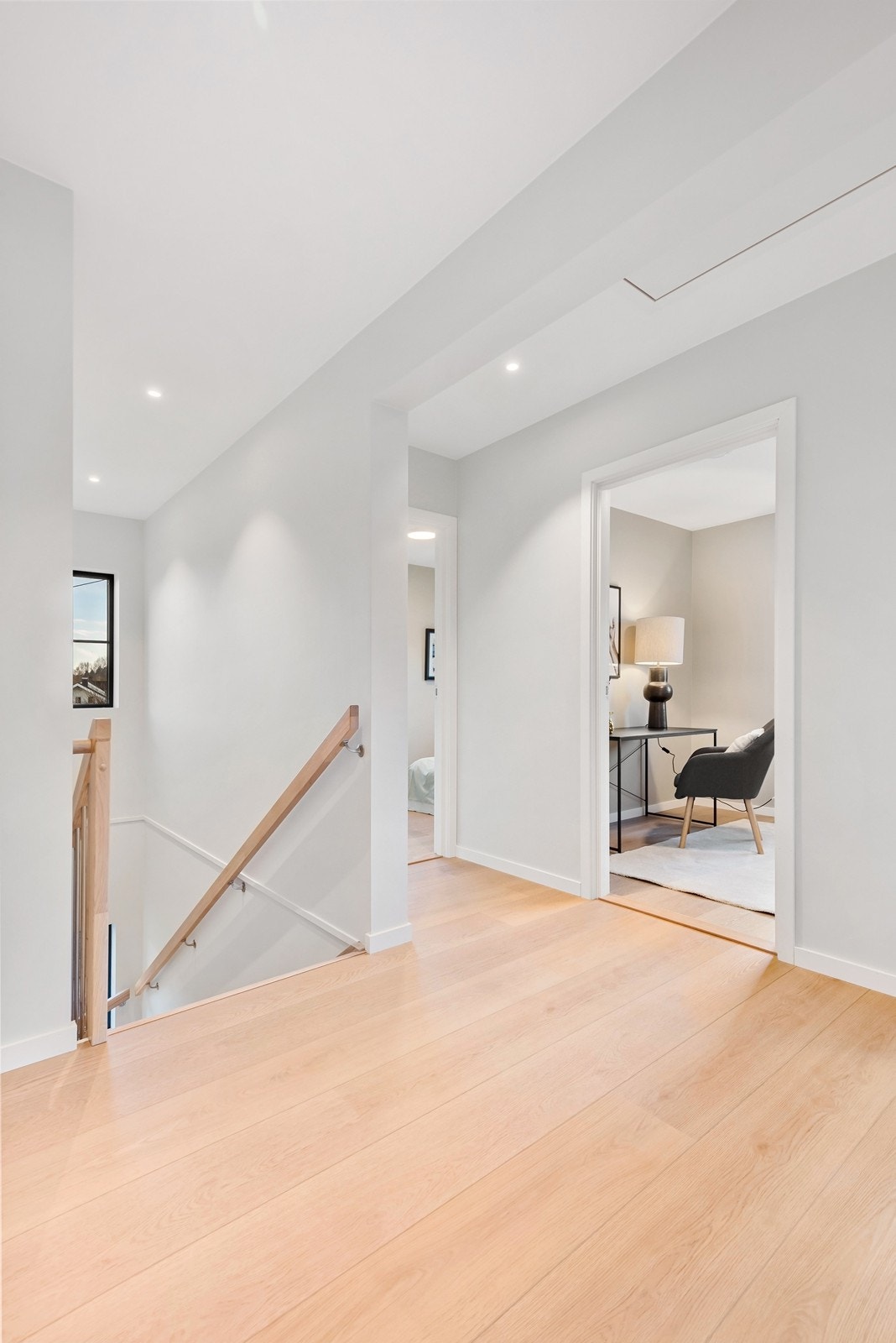 I tillegg til stuen rommer øvre etasje fire soverom og to bad. Galleribilde