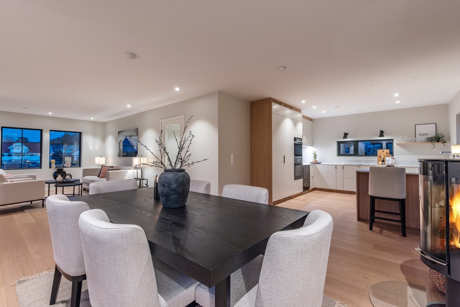 Kjøkkenet fra Drømmekjøkkenet ligger i åpen løsning mot spisestuen. Galleribilde