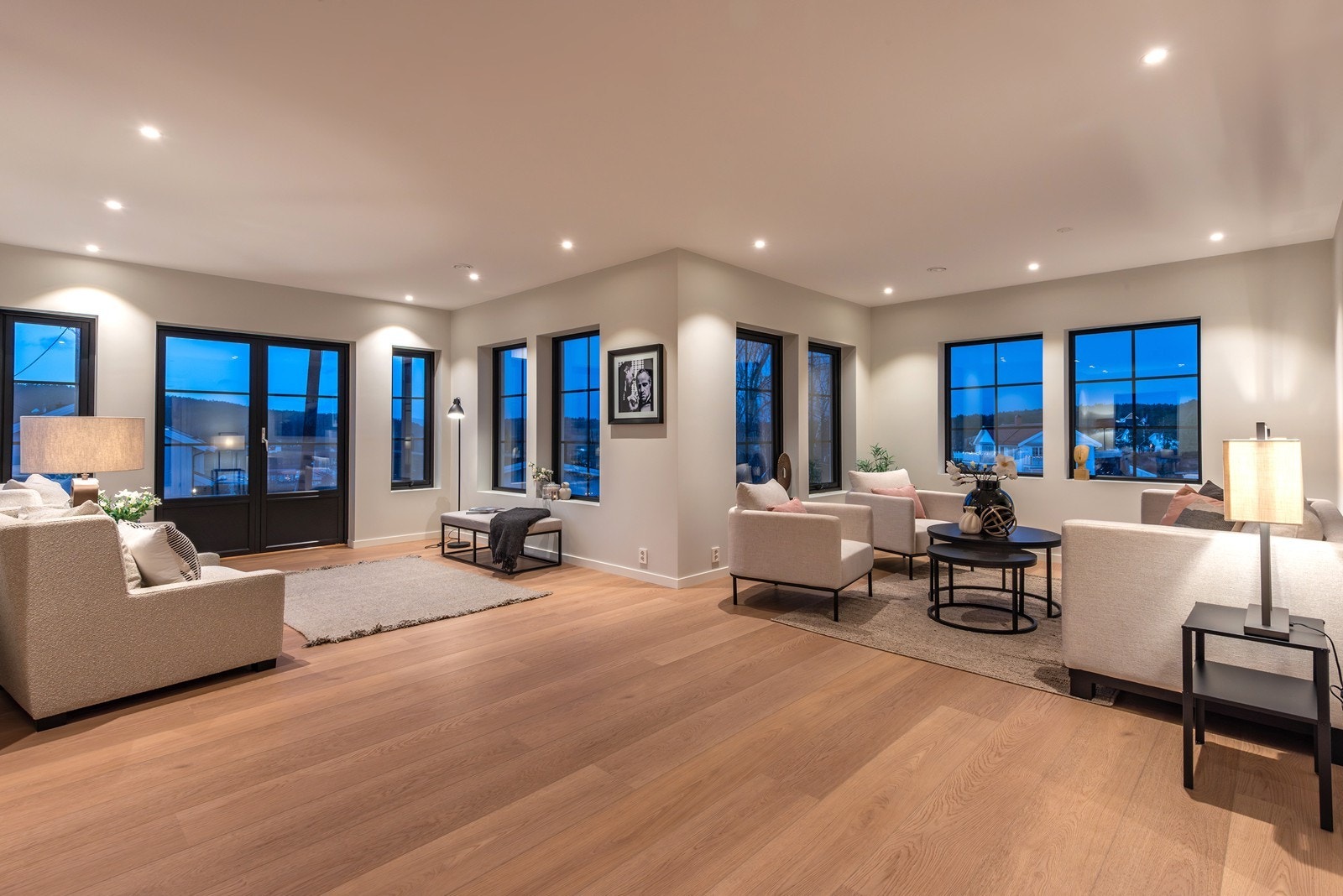 Boligen er oppført i 2025 og strekker seg over to plan. Moderne fargetoner gir et elegant og innbydende uttrykk, og gulvene er belagt med 1-stavs vinylparkett med gulvvarme i hele 1. etasje. Galleribilde