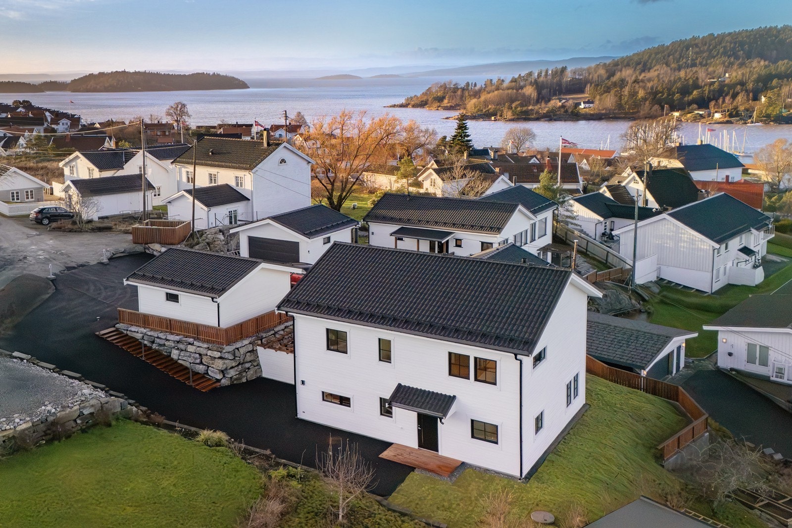 Eneboligen fra 2025 har en attraktiv beliggenhet, gode solforhold og fjordgløtt mot nærområdet. Galleribilde