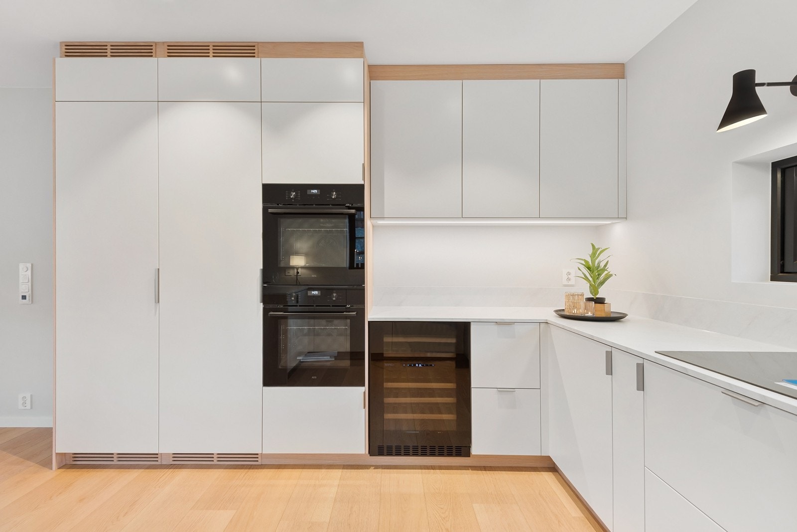 Integrerte hvitevarer fra AEG inkluderer hel kjøl og frys, stekeovner i høyskap, induksjonstopp med integrert ventilator, oppvaskmaskin og vinskap. Galleribilde