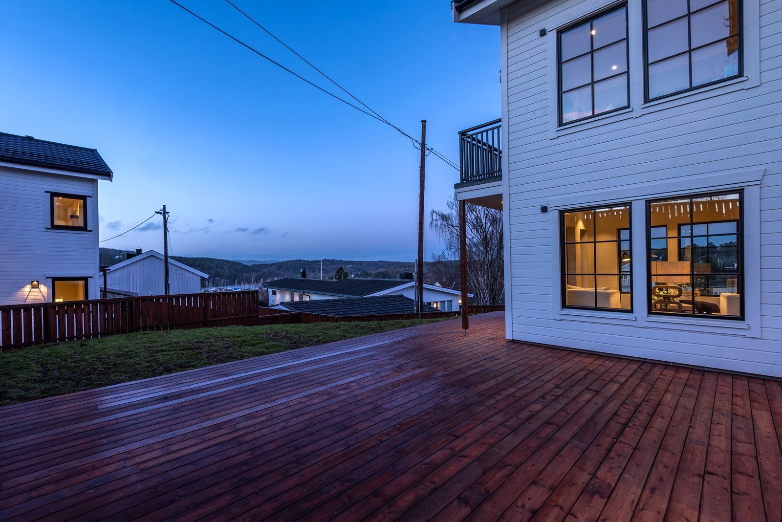 Stor syd- og vestvendt terrasse med gode solforhold og med god plass til både sittegrupper, spisebord og ønsket beplantning. Galleribilde