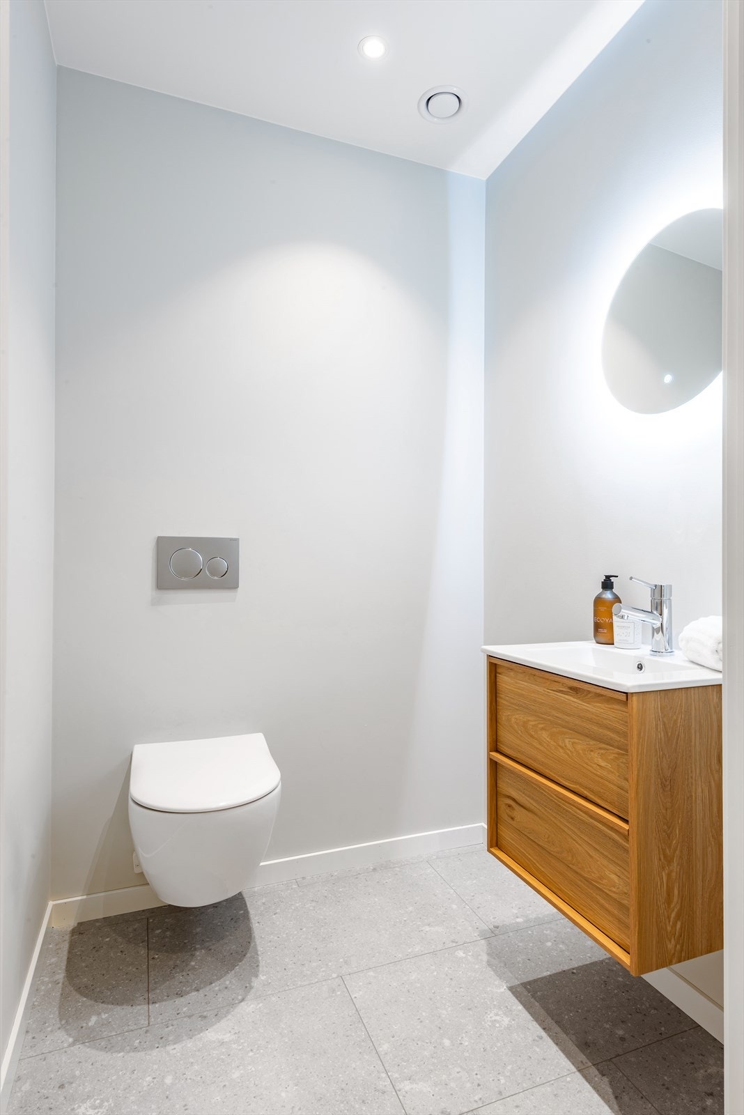 Eget toalettrom ligger like ved inngangen. Galleribilde