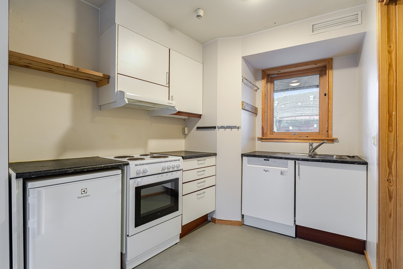 Enkel kjøkkeninnredning med hvitevarer Galleribilde