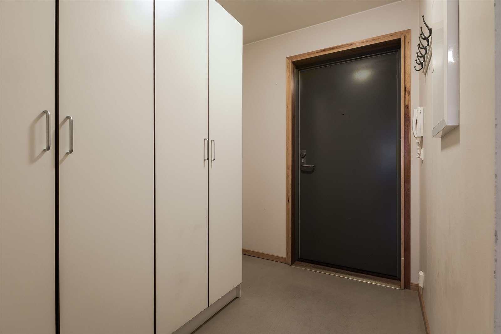 Garderobeskap i entre Galleribilde