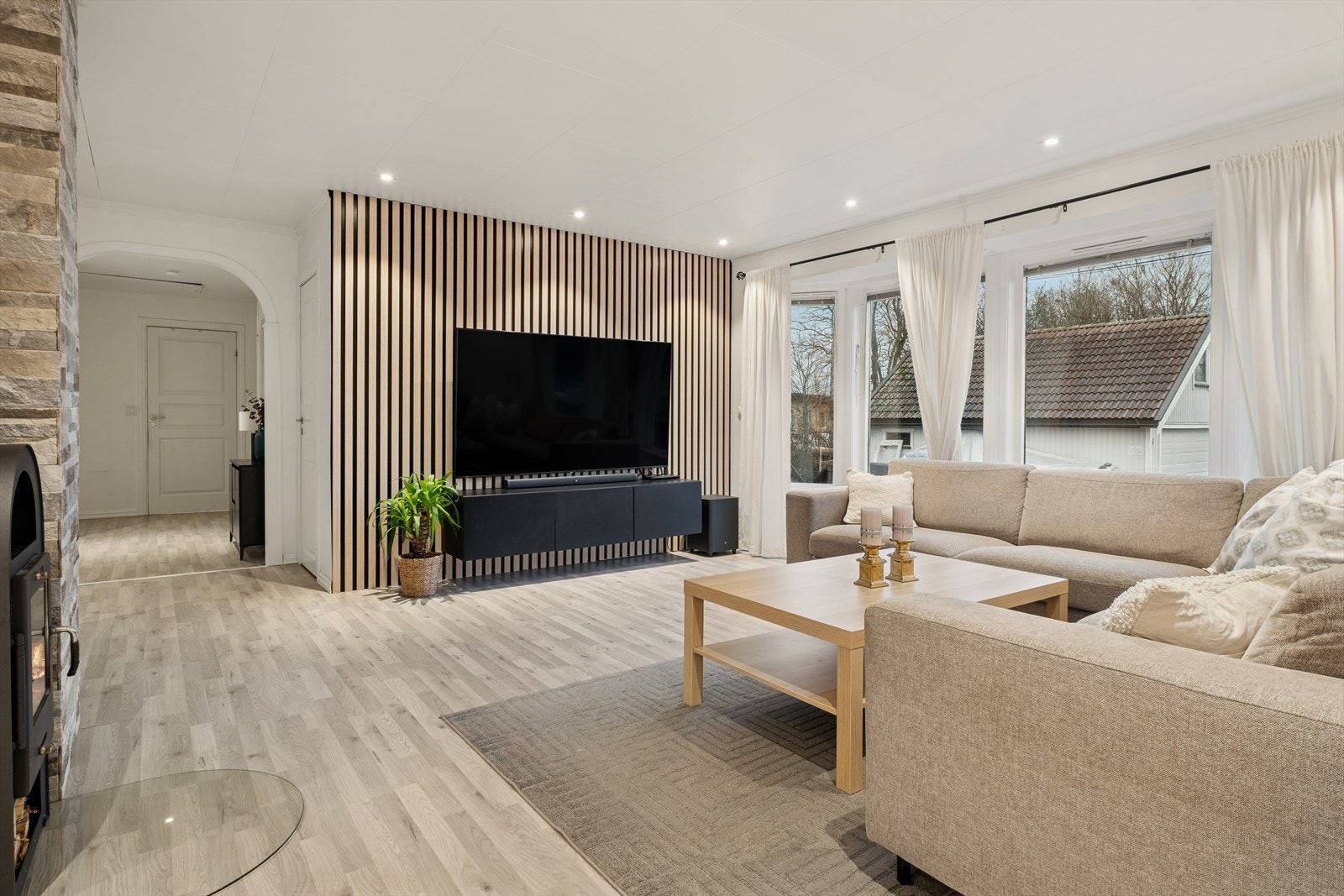 Her har du store vindusflater som slipper inn rikelig med naturlig lys! Galleribilde