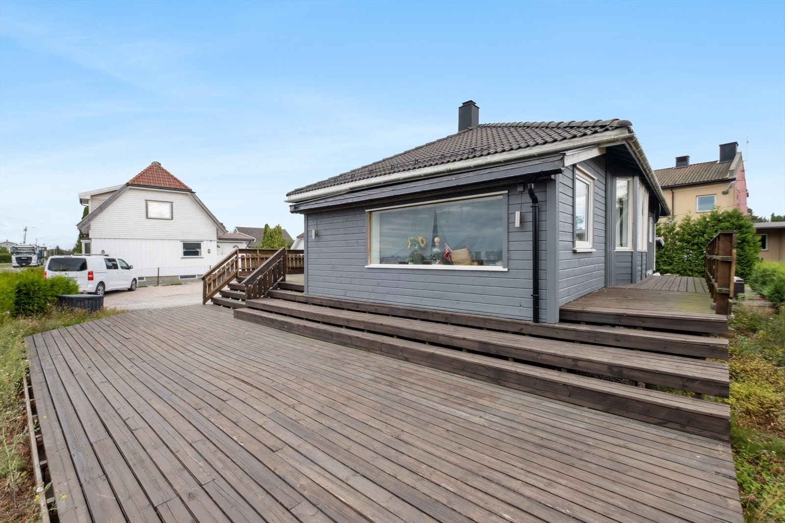 Her har du god plass utemøbler, grill, og spisegruppe - perfekt for både store sammenkomster og rolige kvelder. Galleribilde