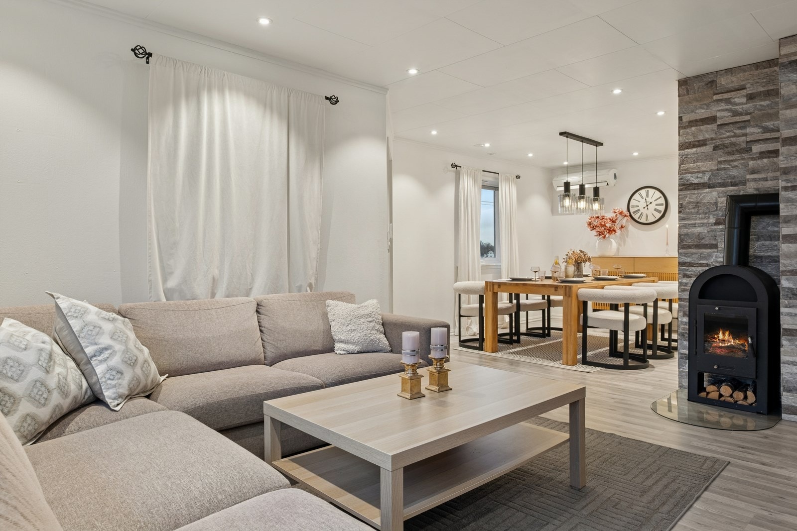 Stuen er av god størrelse, med god plass for tilhørende sofagruppe og spisebord. Galleribilde