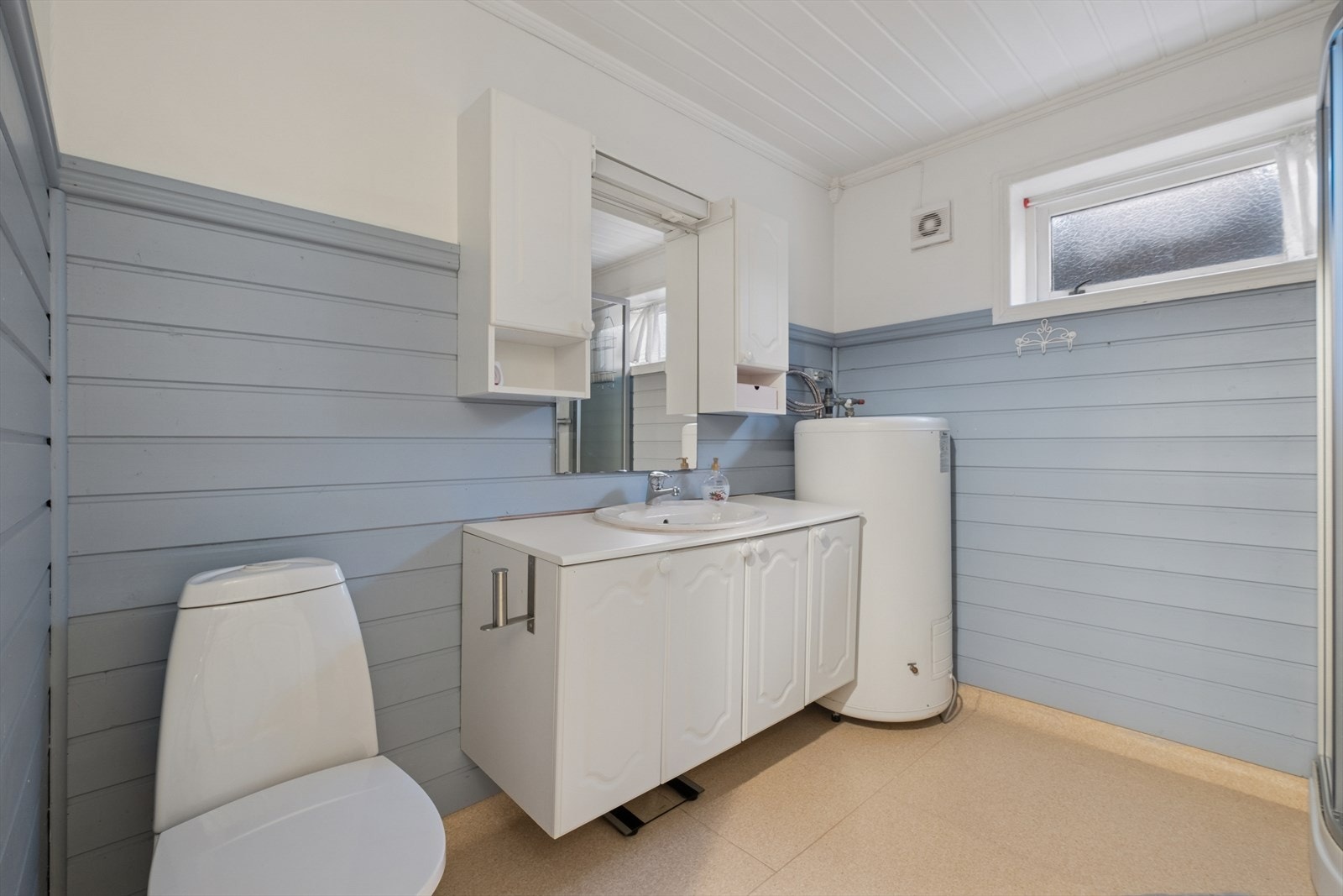 Badet er fra byggeår i følge eier. Det er panel i tak, panel og tapet på vegger og panel i gulv. Galleribilde